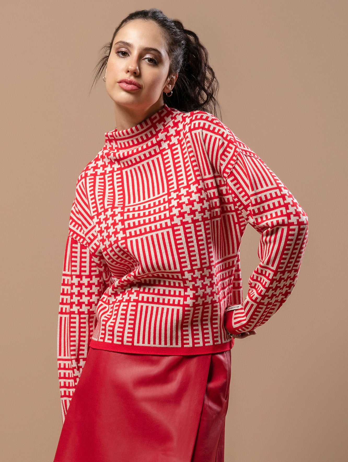 BLUSA COM PADRONAGEM GEOMÉTRICA, GOLA ROLÊ E MANGAS DE CAVA QUADRADA URBANITY 10469