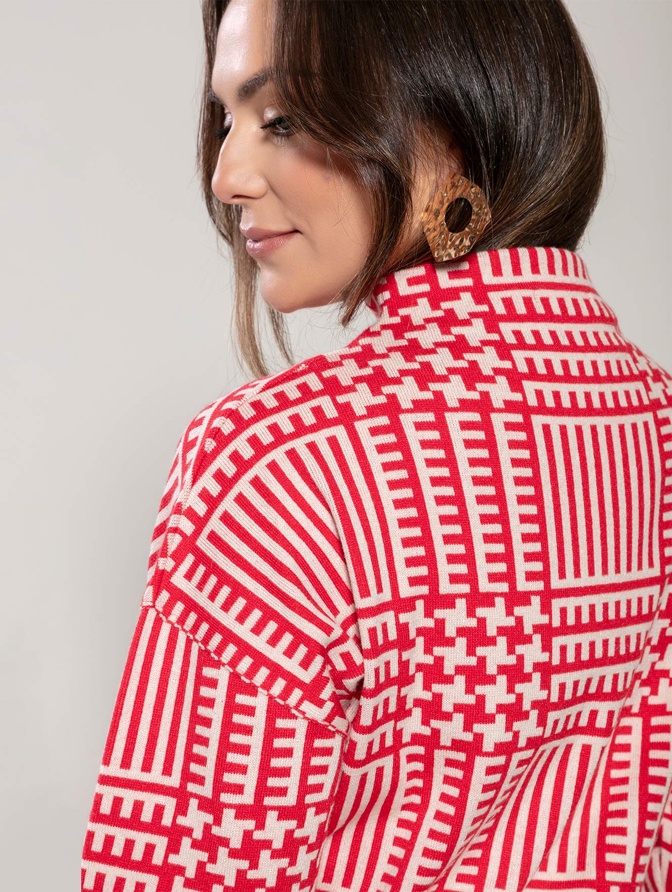 BLUSA COM PADRONAGEM GEOMÉTRICA, GOLA ROLÊ E MANGAS DE CAVA QUADRADA URBANITY 10469